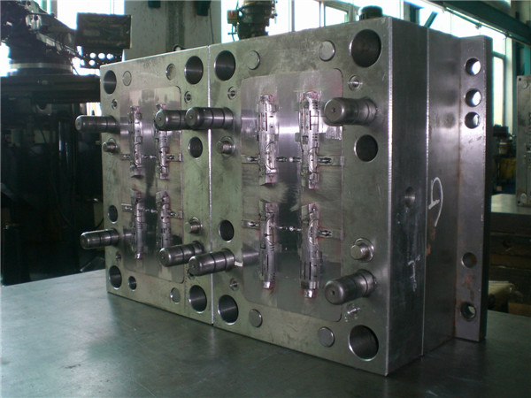 Two-color injection mold 005